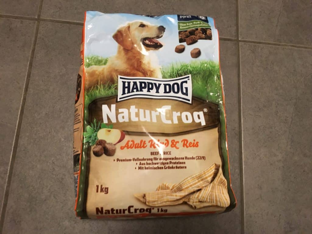 Happy Dog NaturCroq Verpackung auf dem Testboden